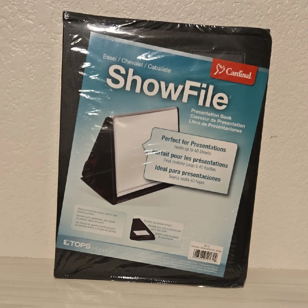 Cardinal ShowFile Presentation Book in Black with Blue Insert